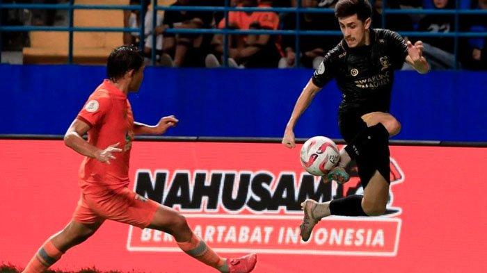 Pemain Madura United, Francisco Rivera menunjukkan skillnya di hadapan pemain Borneo FC.
