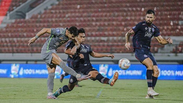 Pemain Persebaya, Bruno Moreira melepaskan tembakan ke gawang Arema FC di Stadion Kapten I Wayan Dipta, Gianyar, Bali, Rabu (27/3/2024) malam. Laga berakhir 0-1 untuk Bajul Ijo.