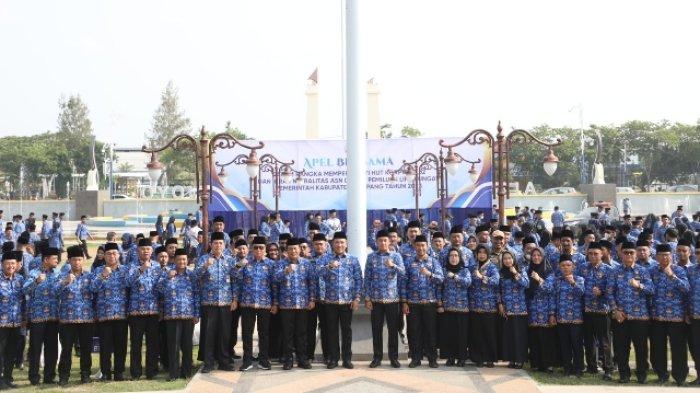Pemerintah Kabupaten (Pemkab) Sampang menggelar apel bersama dalam rangka memperingati HUT KORPRI Ke-52 di Alun – Alun Trunojoyo, Senin (18/12/2023).