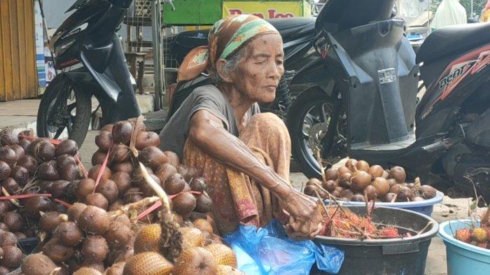 Nenek berusia senja, Mbok Ti penjual buah salak dan rambutan di Pasar/Desa Jaddih, Kecamatan Socah hanya bisa meratapi kegundahan hatinya usai menjadi korban peredaran uang palsu pecahan Rp 50 ribu, Kamis (4/12/2024)