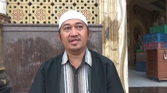 Perwakilan dzurriyah Mbah Kholil, KH Hasbullah Muhtarom Ra Hasbullah merespon dengan imbauan tegas, Minggu (5/11/2023) khususnya kepada pihak yang bersangkutan, juga kepada kaum muslimin khususnya kepada keluarga besar para pecinta Syaikhona Kholil agar tidak melakukan hal-hal negatif khususnya di area Pesarean Mbah Kholil.