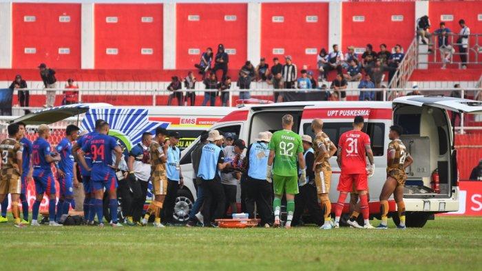 Petugas medis memberikan pertolongan kepada pesepakbola Arema FC, Sneyder Julian Guevara Munoz saat melawan tim sepakbola Dewa United dalam pertandingan Liga 1 2024/2025 di Stadion Soepriadi, Kota Blitar, Jawa Timur, Senin (12/8/2024). Arema FC harus berbagi skor dengan Dewa United dengan skor akhir 0-0.