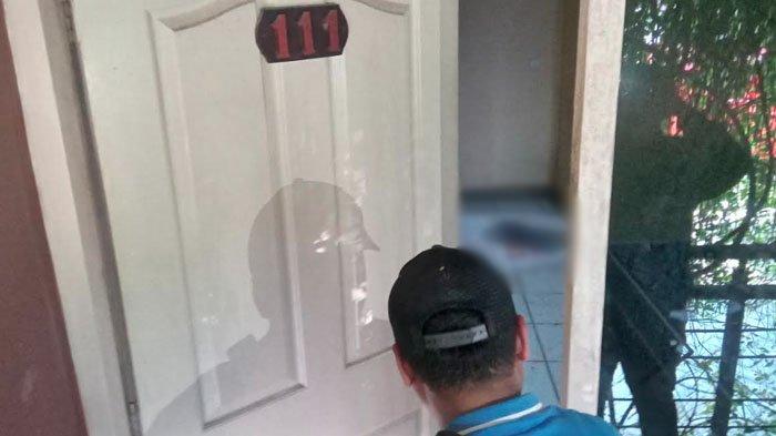 Polisi saat mengolah TKP dugaan kejadian pembacokan di salah satu kamar Hotel Melati di Bojonegoro, Rabu (8/5/2024) siang.