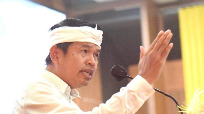 POTRET DEDI MULYADI - Gubernur Jawa Barat, Dedi Mulyadi. Ia turun langsung memantau ke Daerah Aliran Sungai (DAS) Bekasi yang menjadi salah satu penyebab banjir di wilayah tersebut, Senin (10/3/2025). Dedi Mulyadi, menemukan fakta mengejutkan dalam kunjungannya tersebut.