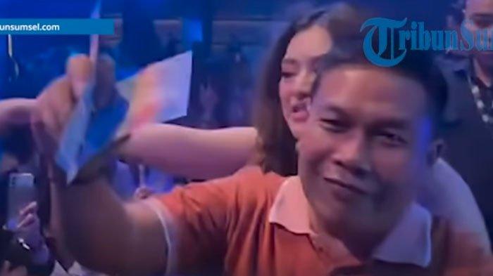 SAWER - Viral di media sosial memperlihatkan video pria yang diduga seorang kepala desa nyawer di atas panggung tempat hiburan malam.