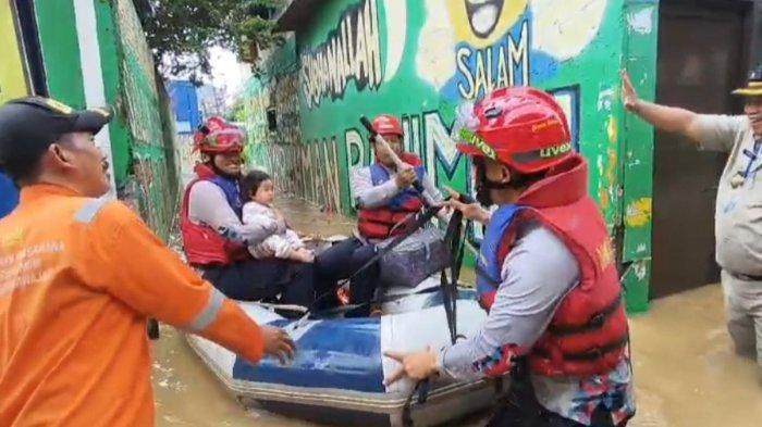 EVAKUASI - Proses evakuasi bayi saat banjir di Rawajati, Pancoran, Jakarta Selatan, Selasa (4/3/2025).