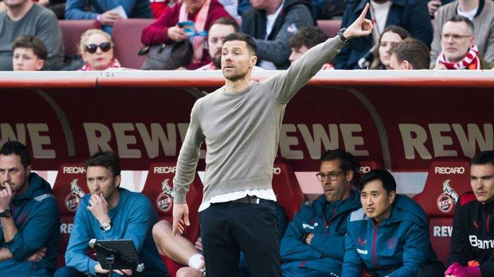 Reaksi pelatih Bayer Leverkusen Spanyol Xabi Alonso selama pertandingan Bundesliga Jerman, 2024.