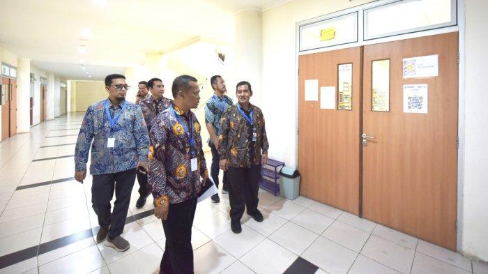 Rektor UTM, Dr Safi’ SH, MH didampingi Ketua Pelaksana UTBK 2024 sekaligus Warek I Bidang Akademik UTM, Dr Achmad Amzeri, SP, MP, dan Warek II Bidang Umum dan Keuangan UTM, Ari Basuki, ST, MT, serta Kepala BAK UTM, Supriyanto meninjau pelaksanaan UTBK hari pertama di Kampus Negeri UTM, Selasa (30/4/2024)