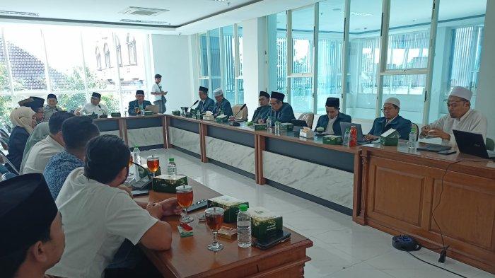 SOUND HOREG - Proses sidang fatwa yang dilakukan MUI Jatim untuk membahas terkait fenomena sound horeg. Dalam fatwa resminya, sound horeg dinyatakan haram selama mengganggu ketertiban umum hingga menampilkan jogetan pria dan wanita pamer aurat sebagai pengiring.