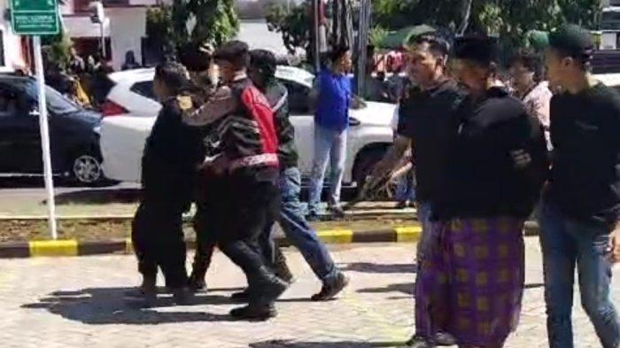 Satreskrim bersama Satsabhara Polres Bangkalan mengamankan tiga pria atas kepemilikan senjata tajam saat terjadi keributan di halaman parkir Mi Gacoan, Jalan Trunojoyo, Kelurahan Pejagan, Bangkalan, Sabtu (30/11/2024)