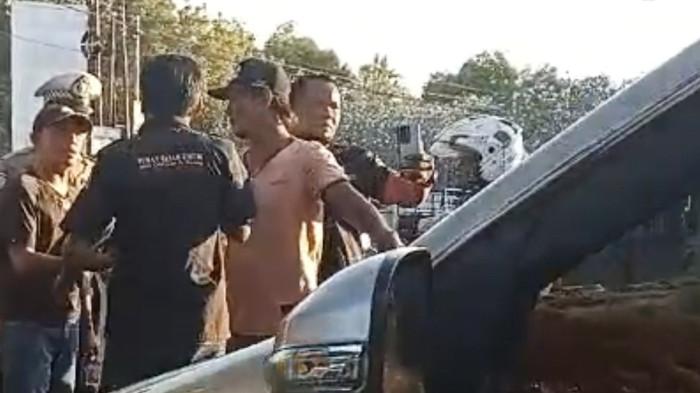 CEKCOK - Sejumlah LSM terlihat cekcok dengan salah satu anggota Satlantas di Pamekasan, Rabu (23/7/2025).