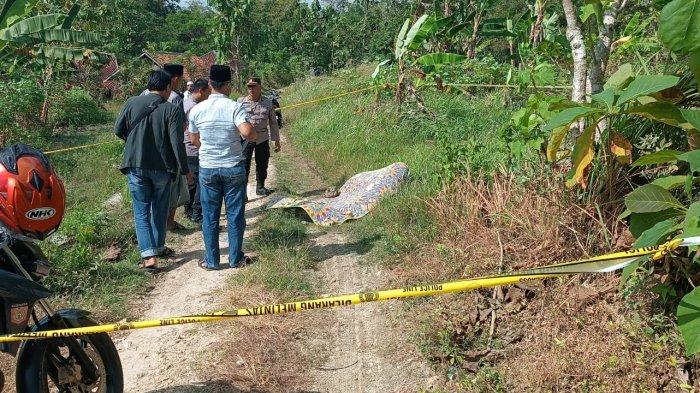 Sejumlah anggota polisi saat melakukan olah Tempat Kejadian Perkara (TKP) di Desa Planggaran Barat, Kecamatan Banyuates, Kabupaten Sampang, Madura, Selasa (1/8/2023).