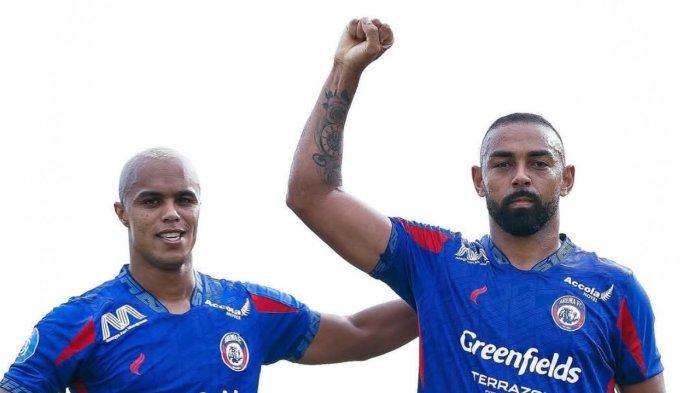 Dalberto dan Wiliam Marcilio saat selebrasi usai mencetak gol dalam pertandingan Madura United Vs Arema FC pada 21 November 2024 di Gelora Bangkalan Madura.