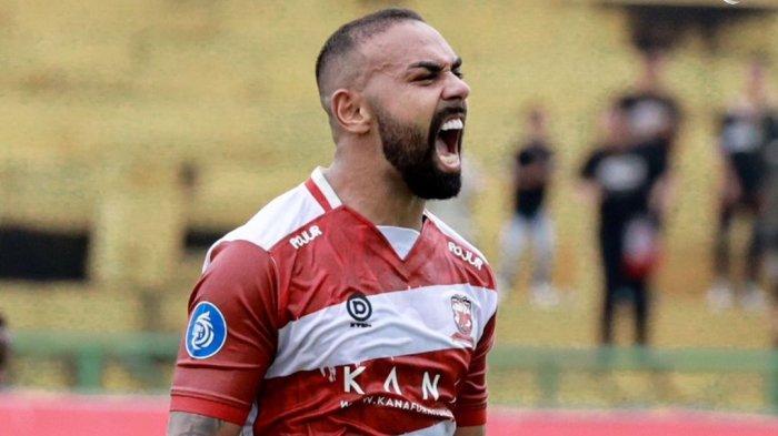 Striker Madura United, Dalberto merayakan gol ke gawang PSM Makassar di Stadion Gelora Bangkalan, Minggu (21/4/2024) sore ini. Laga berakhir 2-0 untuk kemenangan Madura United