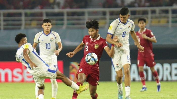 Striker timnas Indonesia U-17, Arkhan Kaka berduel dengan pemain Panama, Senin (13/11/2023)