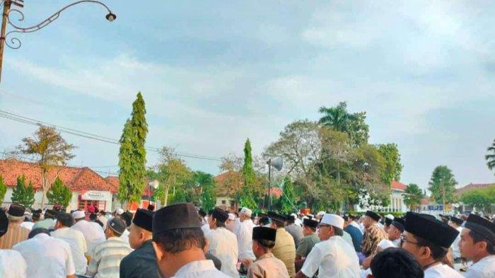 Suasana saat warga Muhammadiyah Pamekasan salat Idul Fitri di Lapangan Bakorwil, Jumat (21/4/2023).