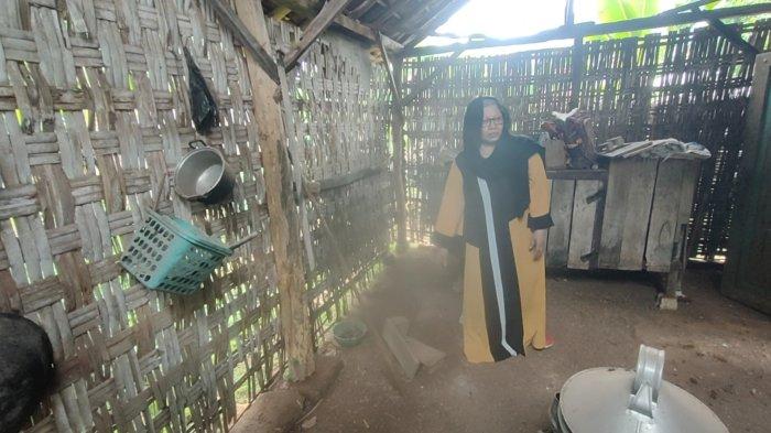 TKW Arab Saudi, Hanan binti Muhammad Mahmud atau Maryam binti Ahmad (54) bebas dari hukum Qisas dan langsung mengecek kondisi gubuk rumahnya di Desa Jaddih, Kecamatan Socah, Kabupaten Bangkalan, Rabu (4/12/2024)