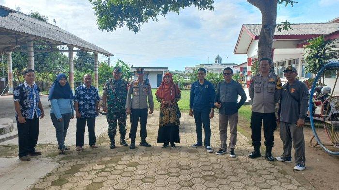 TPS 16 Kelurahan masuk di lingkungan Ngampel, RT 5 RW. Tepatnya di halaman TK Taman Indria