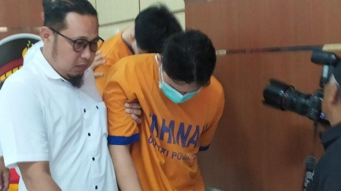 Tersangka teror penembakan airsoft gun digelandang penyidik di Ruang Konferensi Pers Gedung Bidhumas Mapolda Jatim