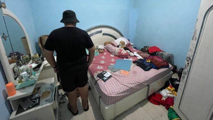 OLAH TKP PERAMPOKAN - Saat Anggota Tim Jatanras Polda Jatim yang dikomandoi Kasubdit III Jatanras Ditreskrimum AKBP Arbaridi Jumhur melakukan olah TKP di rumah korban berinisial MH (63) kawasan Jalan Raya Tempel, Dusun Tempel, Desa/Kecematan Gempol, Pasuruan, pada Senin (14/7/2025) siang.