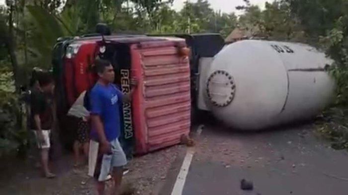Truk Pertamina terguling melintang di jalan usai laka lantas dan menewaskan satu keluarga, Sabtu (4/5/2024) petang.