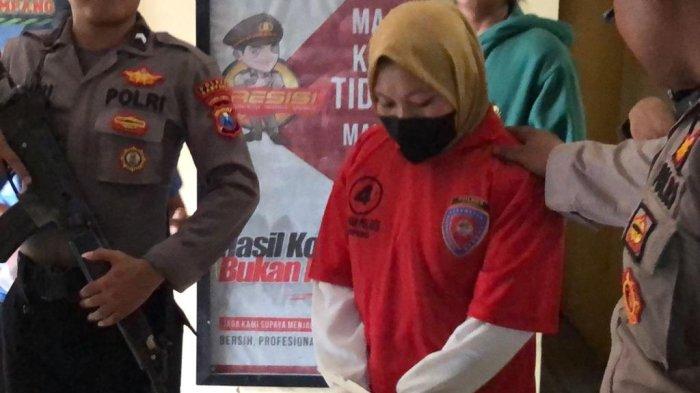 polisi melakukan penyelidikan di lokasi kejadian penganiayaan di Sampang