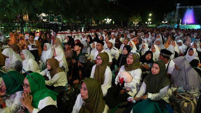 PENGAJIAN AKBAR HUT SURABAYA - Warga memadati area Taman Surya dan juga menyalakan lampu ponsel  pada pengajian Akbar yang diisi oleh KH Agus Muhammad Iqdam Kholid atau Gus Iqdam pada 
