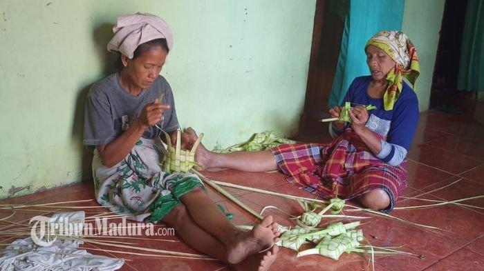 Warga saat membuat ketupat dengan cara tradisional untuk menyambut bulan maulid Nabi Muhammad SAW, Minggu (17/9/2023).