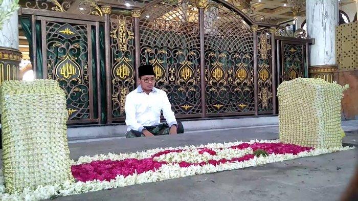 Bupati Bangkalan, R Abdul Latif Amin duduk bersila di hadapan Makam Syaikhona Kholil usai melaksanakan Shalat Idul Adha di Masjid Syaikhona Kholil, Komplek Wisata Religi Desa Martajasah, Kota Bangkalan, Minggu (10/7/2022).