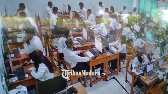 Peserta CPNS 2019 saat menjalankan tes SKD di SMP Negeri 1 Sampang, Madura.