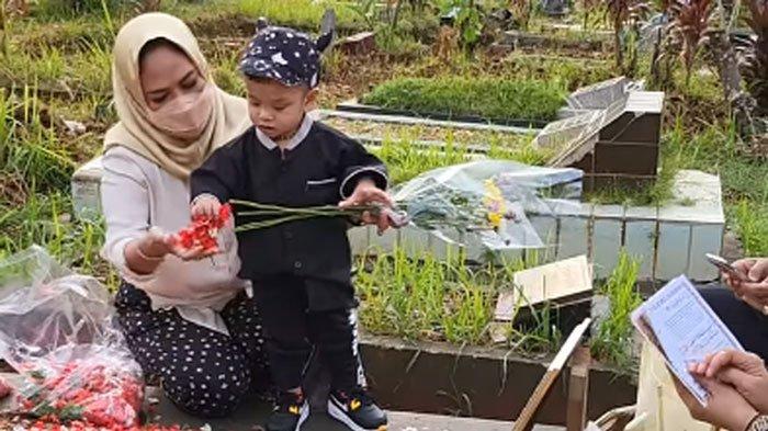 Gala Sky saat mengunjungi makam Vanessa Angel dan Bibi Andriansyah.