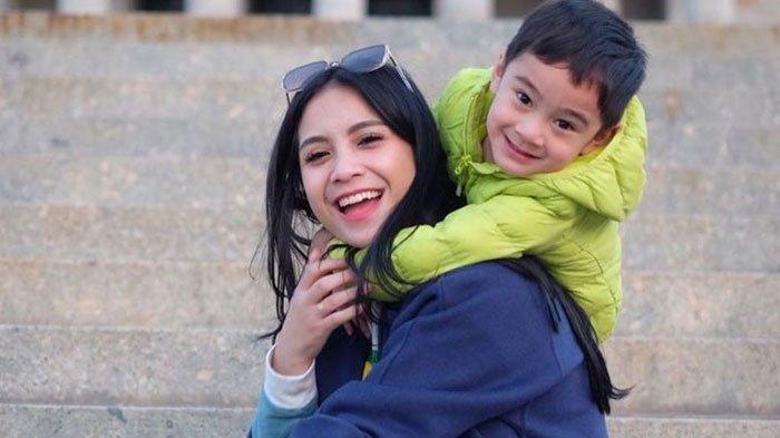 Istri Raffi Ahmad, Nagita Slavina bersama putranya Rafathar