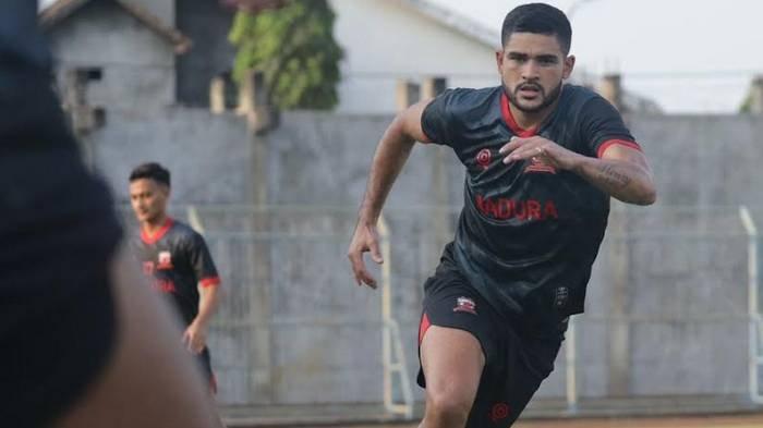 Junior Brandao, penyerang Madura United saat latihan di Stadion Gelora Bangkalan, Selasa (20/6/2023).