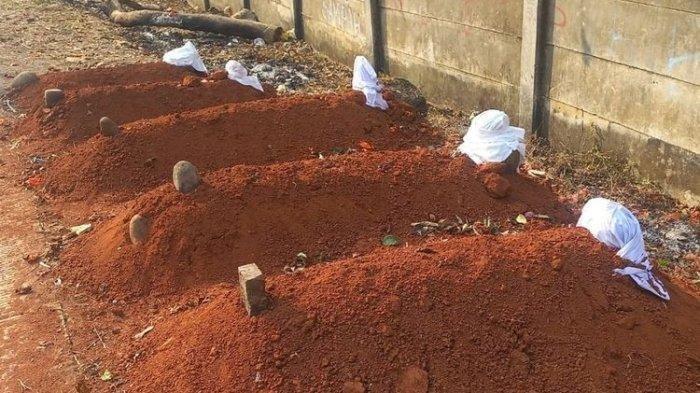 5 gundukan tanah menyerupai makam tiba-tiba muncul di pinggir jalan desa di Purwakarta, Jawa Barat. Lokasi makam misterius itu strategis, berdekatan dengan pasar dan jalur alternatif.