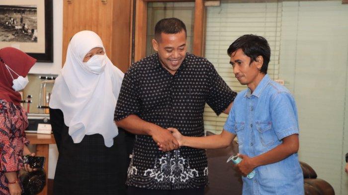 warga Sampang mengecam penganiayaan guru tugas