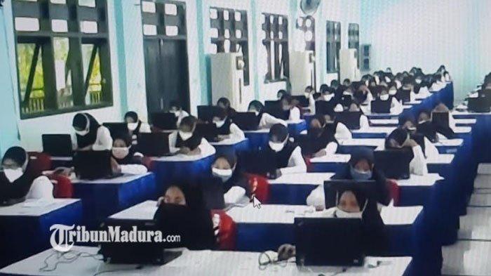 Peserta seleksi CPNS 2021 saat menjalankan ujian tes Seleksi Kompetensi Dasar (SKD) di Gedung SMP Negeri 1 Sampang, Madura, (21/9/2021) kemarin.