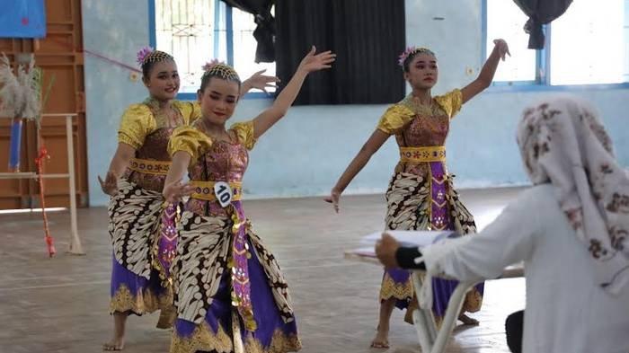 Pengunjung antre untuk mengikuti lomba kreatif di acara ulang tahun SMAN 7 Kediri