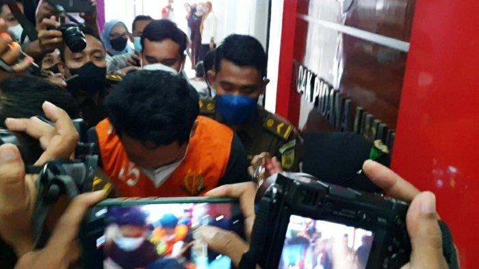 Tersangka Randy Bagus Hari Sasongko mengenakan baju tahanan saat dipindahkan dari Kejaksaan Negeri Kabupaten Mojokerto ke Rutan Polres Mojokerto, Rabu (2/2/2022).