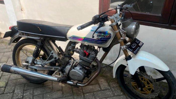 Barang bukti sepeda motor yang digelapkan pria asal Purwoasri, Kabupaten Kediri. Motor milik pemuda Kecamatan Plosoklaten raib dibawa kabur pelaku setelah berpura-pura ingin membeli, lengkap dengan sandiwara menitipkan tas dan dompet berisi uang mainan untuk mengelabui korban.