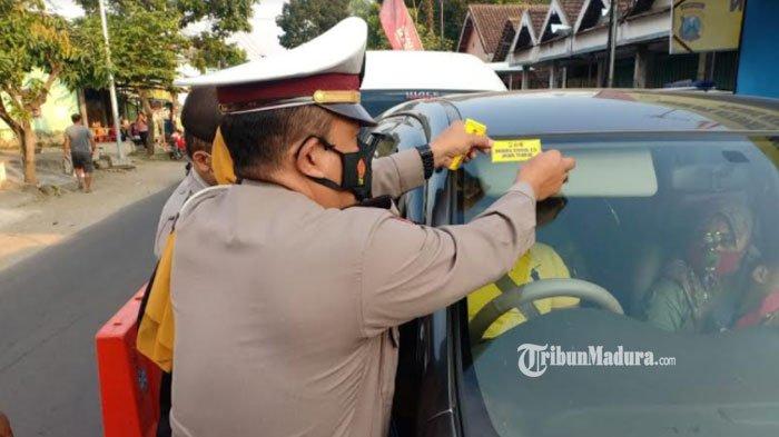 petugas polisi melakukan pemeriksaan kendaraan selama razia di perbatasan kediri jombang 17 desember 2025