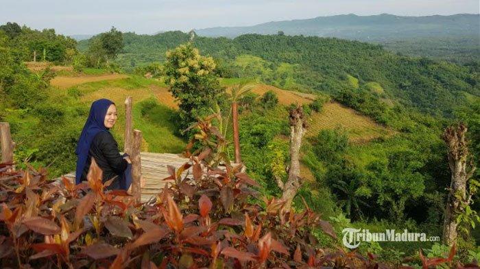 Pengunjung wisata alam Teras Langit Sumenep, Sabtu (8/1/2021).