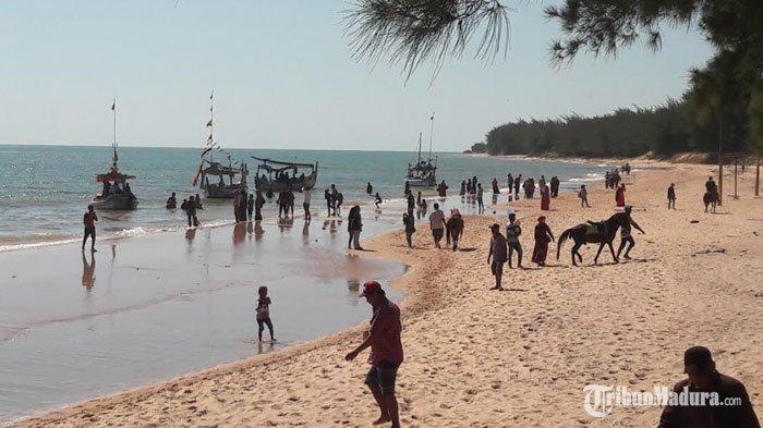 Wisata Pantai Slopeng di Kabupaten Sumenep.