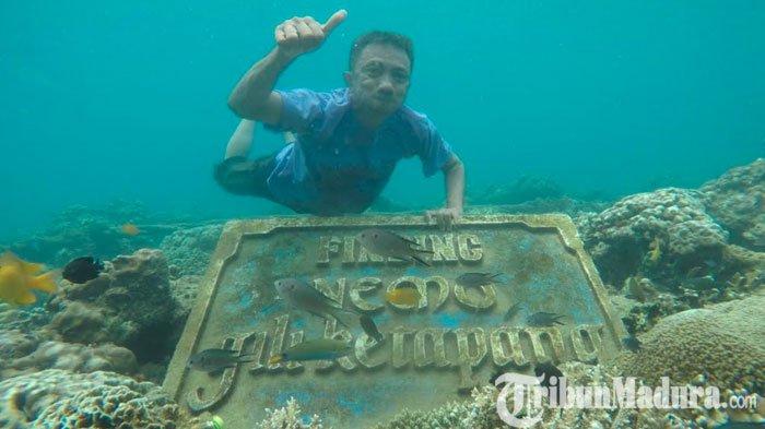 Pengunjung berlibur wisata snorkeling Gili Ketapang, Kabupaten Probolinggo, Sabtu (22/12/2018).