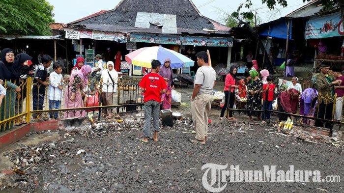 Wisatawan yang sedang mengunjungi wisata Api Tak Kunjung Padam, Jumat (15/2/2019).