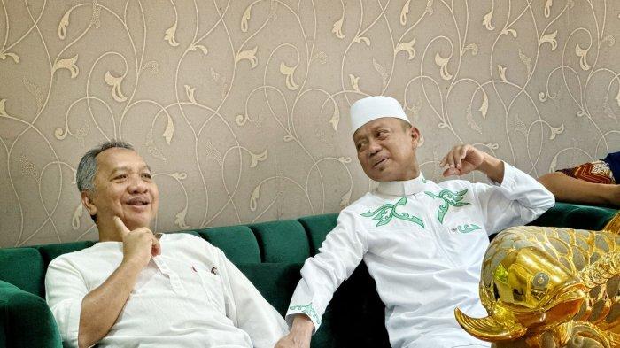 SILATURAHIM - Dai kondang Dr HM Dasad Latif bercengkerama dengan sahabatnya Haji Harris Hody di kantor UDL Jl Kakatua, Makassar, Jumat (4/8/2023).