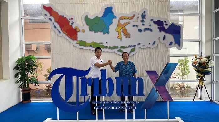 Marcom Executive Swiss-Belinn Panakkukang Makassar Ikhtiara Mahreta (kiri) berfoto bersama Wakil Pemimpin Redaksi Tribun Timur Ronald Ngantung (kanan) saat berkunjung di Kantor Tribun Timur, Jalan Cendrawasih No 430 Kota Makassar, Selasa (16/1/2024). Kunjungan tersebut untuk menjalin silaturahmi antara Swiss-Belinn Panakkukang dengan Tribun Timur.