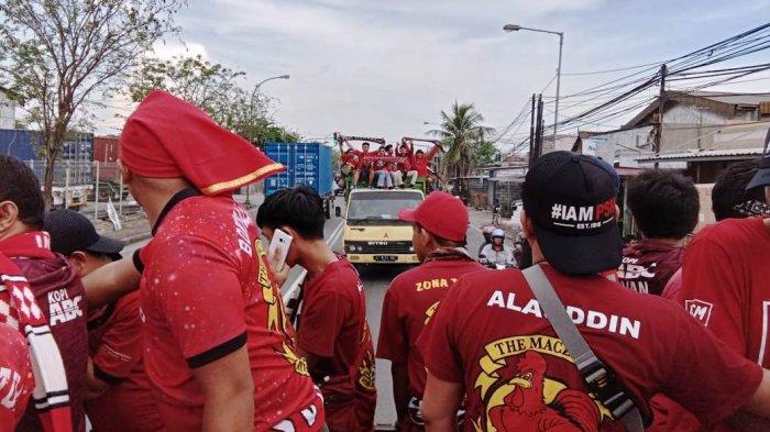 Suporter The Macz Man saat mengarah ke Stadion Gelora Bung Tomo, Surabaya, Sabtu (10/11/2018)