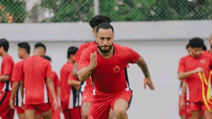 PEMAIN ASING - Pemain asing PSM Makassar, Victor Luiz, saat latihan di Stadion Kalegowa, Kabupaten Gowa. PSM Makassar meminta ada kompetisi tambahan setelah regulasi baru mengizinkan 11 pemain asing.