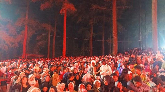 BEAUTIFUL MALINO – Ribuan pengunjung padati hutan pinus dalam rangka event Beautiful Malino di Kecamatan Tinggimoncong, Kabupaten Gowa, Sulsel, Rabu (9/7/2025) malam