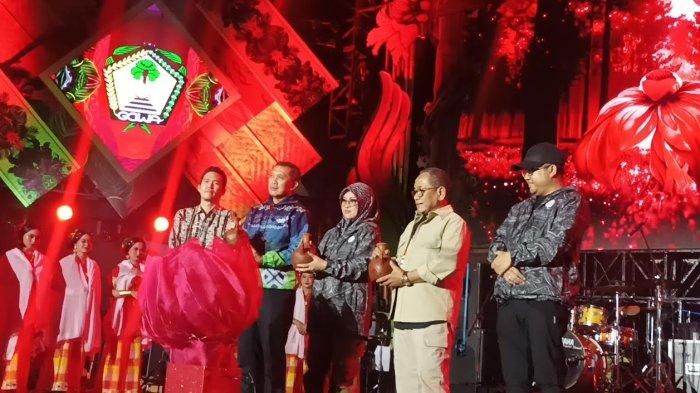 BEAUTIFUL MALINO 2025 - Bupati dan Wakil Bupati Gowa, Husniah Talenrang – Darmawangsyah Muin, Direktur Politeknik Pariwisata, Hariwijaya, dan Asisten II Pemprov Sulsel, Dr. Ichsan Mustari, mewakili Gubernur Sulsel membuka secara resmi Beautiful Malino di kawasan hutan pinus, Kecamatan Tinggimoncong, Kabupaten Gowa, Sulawesi Selatan (Sulsel), Rabu (9/7/2025) malam